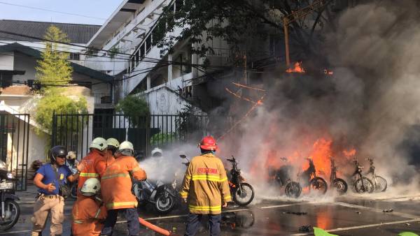 2 suicide bombers target Mass at Indonesia church several wounded