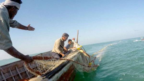 இலங்கை கடற்படை சிறைபிடித்து செல்கின்றனர் 