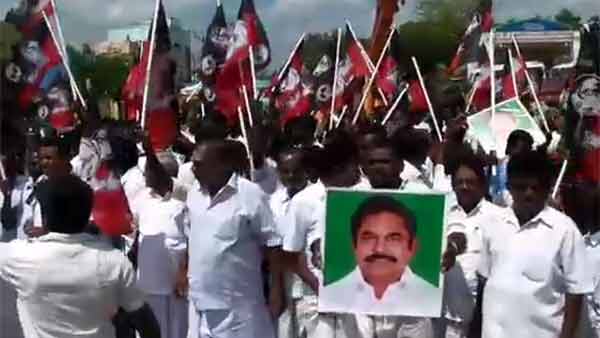 தீக்குளிக்க முயற்சி 