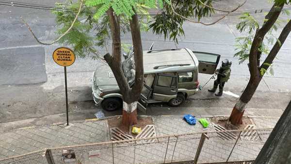 இரண்டு மர்ம கார்கள் இரண்டு மர்ம கார்கள்