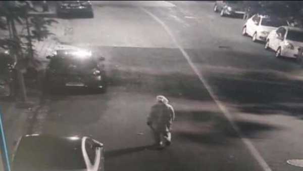 பிபிஇ கிட் அணிந்த மர்ம நபர் பிபிஇ கிட் அணிந்த மர்ம நபர்