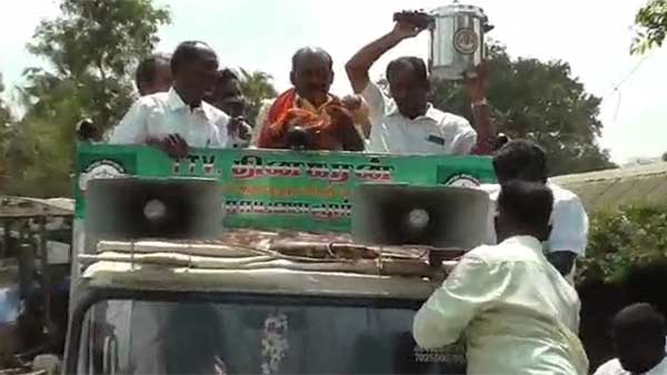 kattumannarkoil ammk candidate narayanasamy named dhinakaran for a baby during campaign