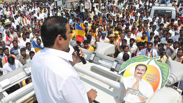 முப்பதாயிரம் பேர் முப்பதாயிரம் பேர்