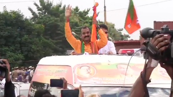 முட்டுக்கட்டை போடுகின்றனர் 