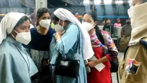 ஆதார் அட்டை வாங்கி விசாரிக்கின்றனர் 