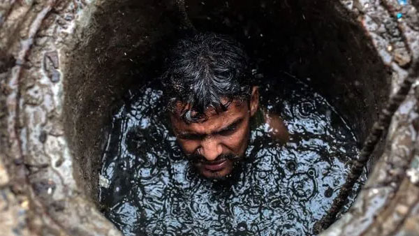  சாக்கடையை சுத்தம் செய்யும் மனிதர்கள் 