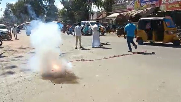 DMDK cadres bust crackers after breaks AIADMK tie 