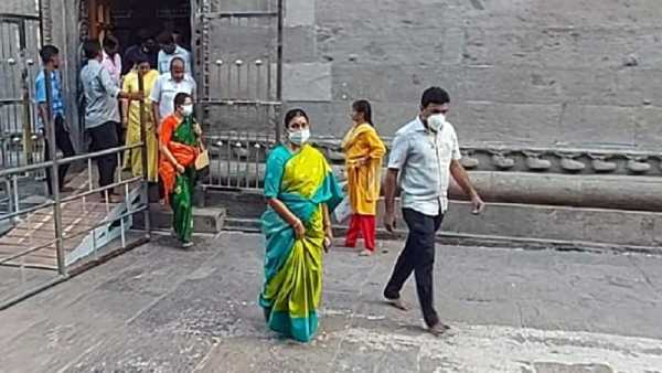 வேட்பாளர் பட்டியலுடன் வழிபாடு 