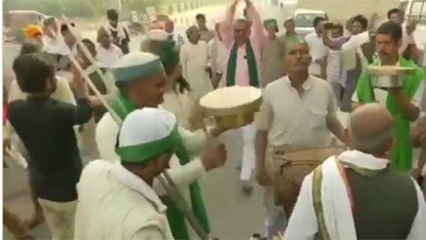 Delhi Protest: Farmers celebrate Holi with dance Delhi Protest: Farmers celebrate Holi with dance