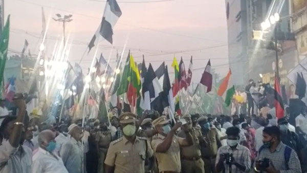 Five people, including 2 policemen, were injured when firecrackers exploded to welcome Stalin 
