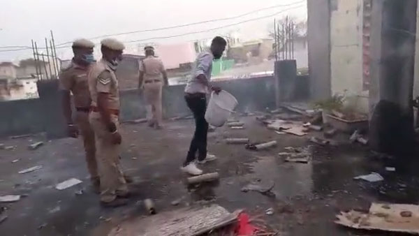 Five people, including 2 policemen, were injured when firecrackers exploded to welcome Stalin 