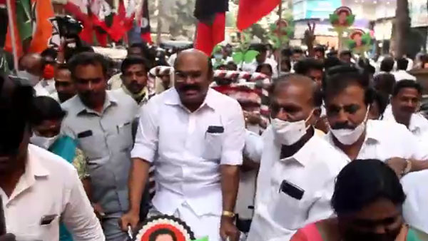 ரிக்ஷா ஓட்டிய ஜெயக்குமார் 