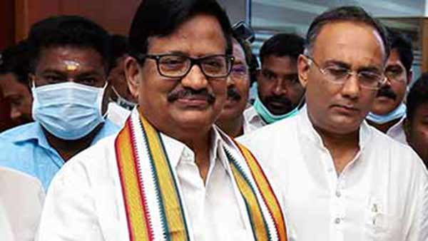 பிரிந்து உள்ளார் 