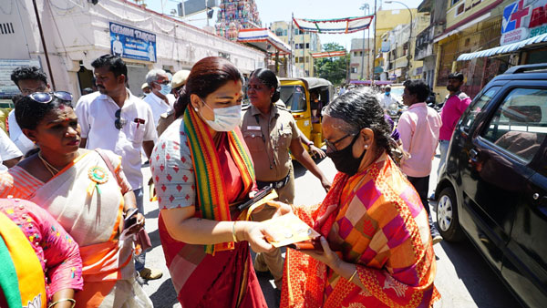 வாக்காளர்களில் காலில் விழுந்தார் 