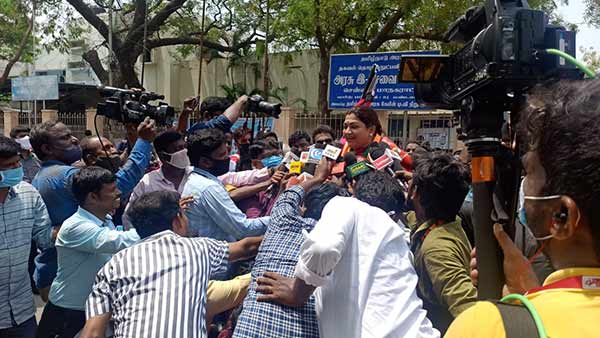 வாக்காளர்களை கவர புதிய ட்ரிக்