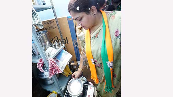 ஆரத்தியுடன் வரவேற்பு 