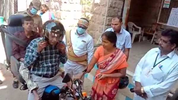 இரு சக்கர வாகனம் வழங்கி ஓட்டினார் 