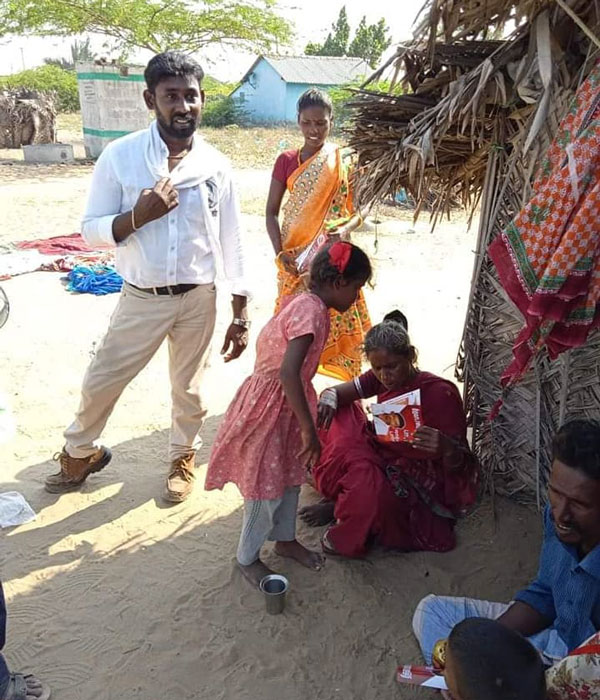  அசராமல் வாக்கு சேகரிப்பு