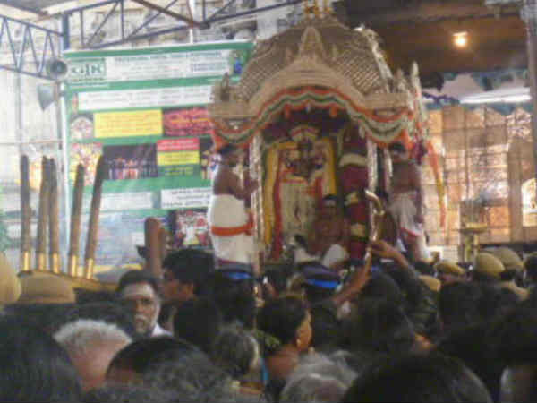 மாட வீதிகளில் குவிந்த பக்தர்கள் 