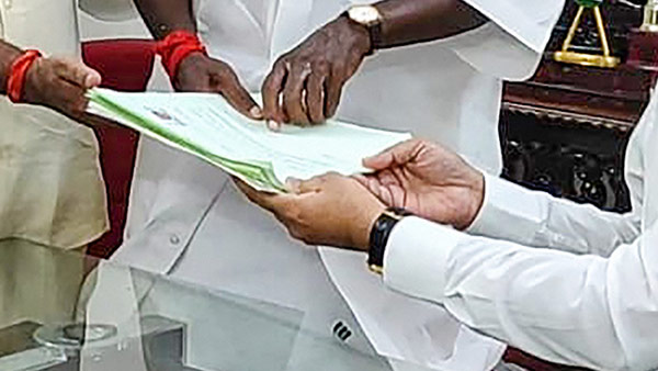 6 பேரிடம் கையெழுத்து 