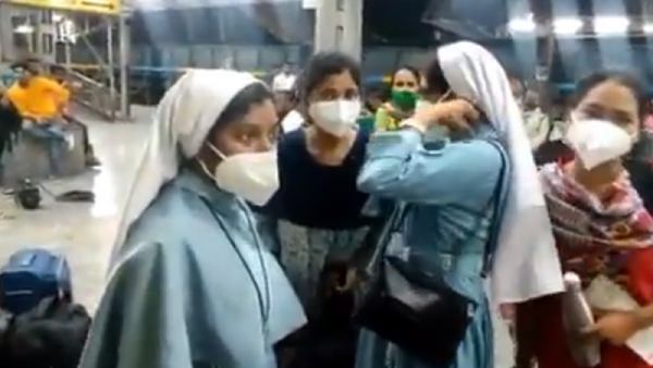 ரயிலில் இருந்து இறக்கி விடப்பட்டனர் 