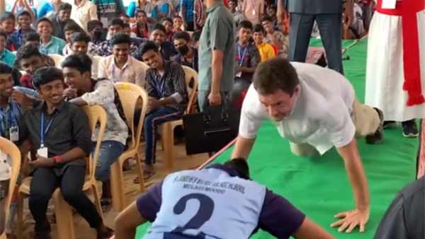 போட்டிக்கு வந்த மாணவி 