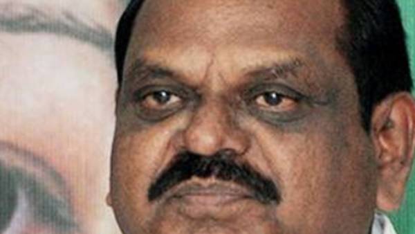  செருப்பை வீசிய போலீஸ்காரர்