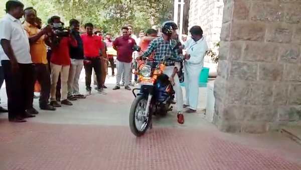 ஓட்டுனரை காரில் அழைத்து சென்றார் 