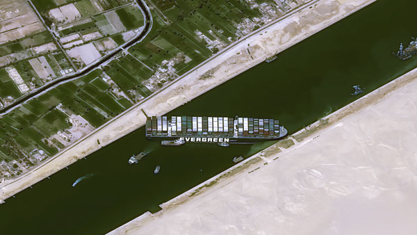 சூயஸ் கால்வாய் என்றால் என்ன, அதை யார் கட்டுப்படுத்துகிறார்கள்? 