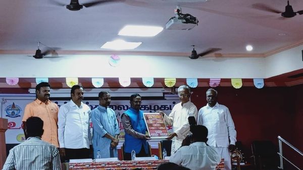 மாணவர்கள் வரவேற்ற தமிழ் பாடல் 