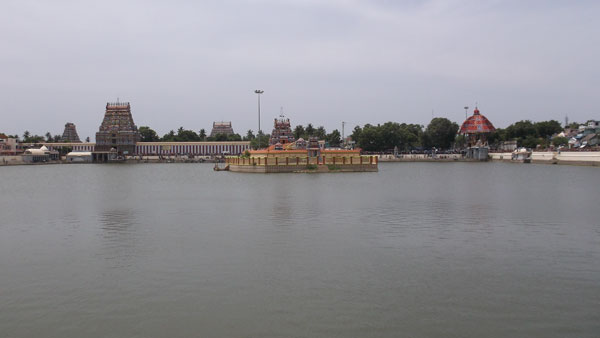 அலங்கரிக்கப்பட்ட பிரம்மாண்ட தேர் 