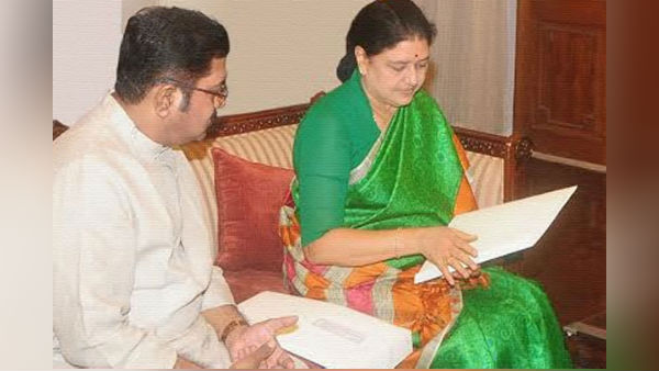 சசிகலா விலகல் 