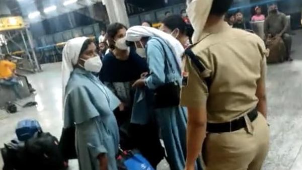 மத மாற்றத்தில் ஈடுபடுகிறார்கள் 