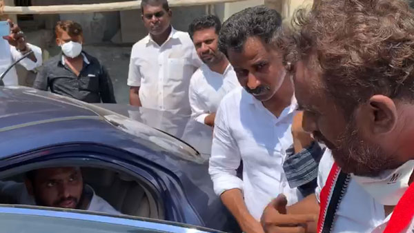 Minister SP velumani gives first aid to aiadmk member in compagin Minister SP velumani gives first aid to aiadmk member in compagin