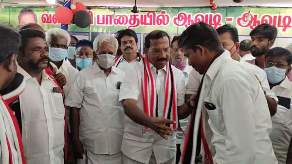 திறந்த வேனில் விஜயகாந்த் 