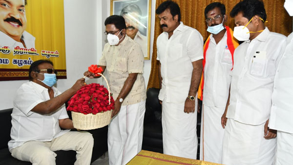  ஓடிச் சென்ற தினகரன் 