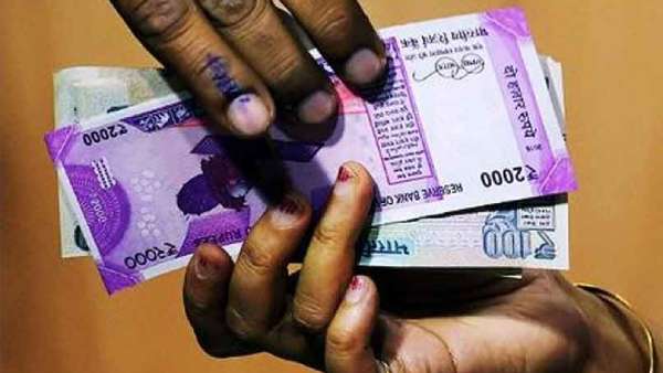 வாக்காளர்களுக்குப் பணம்