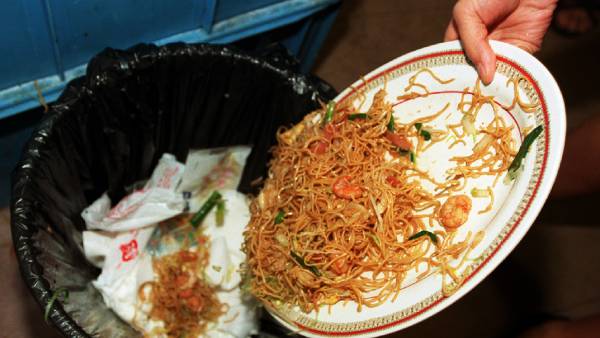 கல்யாண வீடுகளில் காணும் காட்சி: 