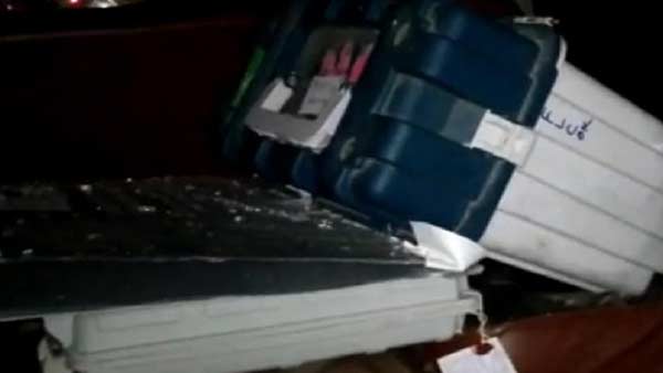 காரில் வாக்குப்பதிவு எந்திரங்கள் 