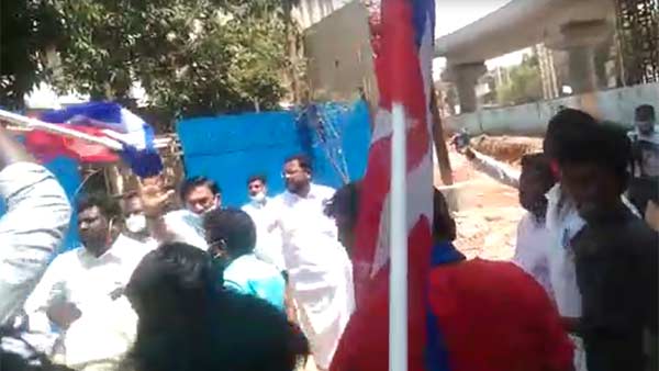 கல், கொடி கம்பங்கள் 