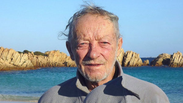 பாதுகாத்து வருகிறார் 