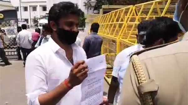 வாடிக்கையாளர்கள் மீது தாக்குதல் 
