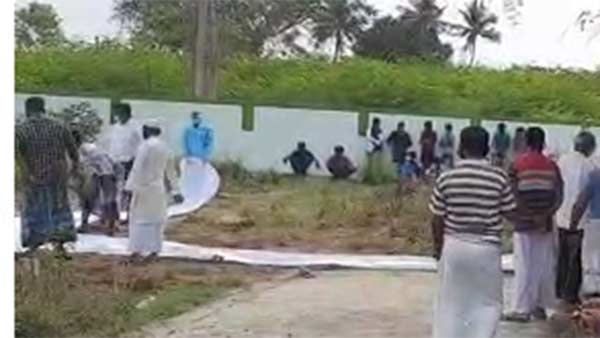 அடக்கம் செய்தனர் அடக்கம் செய்தனர்