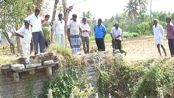 சேற்றில் சிக்கினார் தந்தை 