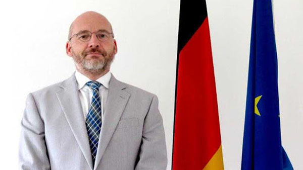 ஹிட்லாராக வேண்டுமாம் கோத்தபாய 