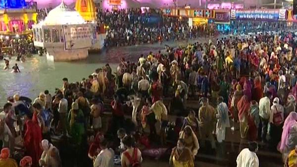 வாரணாசியில் பெரும் கூட்டம் வாரணாசியில் பெரும் கூட்டம்