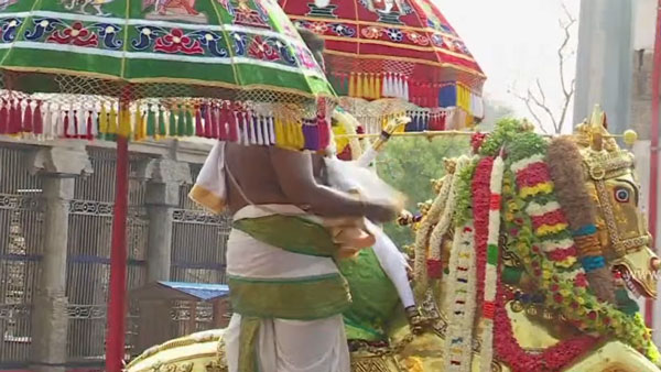 வேண்டுதலை நிறைவேற்றிய பக்தர்கள் வேண்டுதலை நிறைவேற்றிய பக்தர்கள்