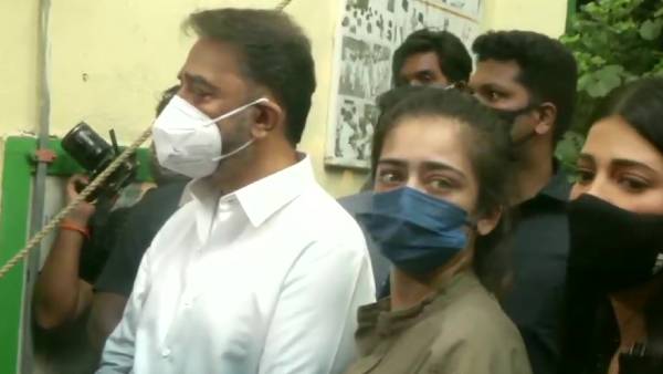 வாக்குச் சாவடிகளில் ஸ்ருதி 