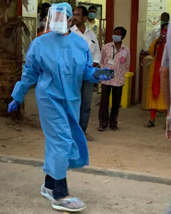 Corona-affected Kanimozhi MP casting vote with PPE dress 