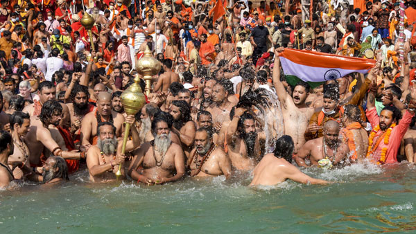 சாதுக்களுடன் மோடி பேச்சு 